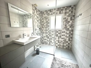 Douche, sèche-cheveux