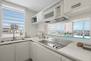 Geladeira, micro-ondas, cooktop, lava-louças