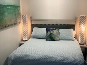Signatur-studiolejlighed - 1 queensize-seng - terrasse - udsigt til pool | Opholdsområde | 55-tommers smart-tv med digitale kanaler