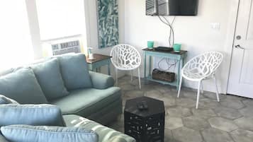 Signature Studio, 1 Queen Bed, Patio, Pool View | Living area