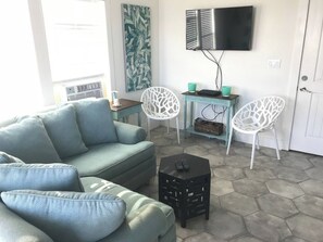 Signatur-studiolejlighed - 1 queensize-seng - terrasse - udsigt til pool | Opholdsområde | 55-tommers smart-tv med digitale kanaler