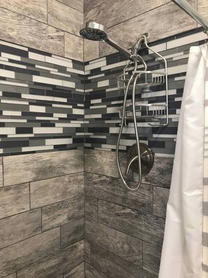 Signature-Studio, 1 Queen-Bett, Terrasse, Poolblick | Badezimmer