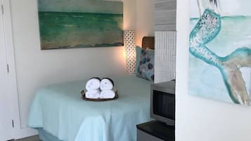 Signature-studio, 1 keskisuuri parisänky, patio, näköala uima-altaalle | Oleskelualue | 55–tuumainen äly-TV, jossa digitaalikanavat