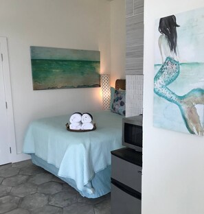 Living area - GIPH Mermaids Tale Sleeps 2 w Queen (Galveston)