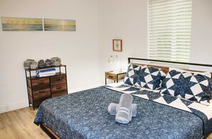 1 chambre, bureau, fer et planche à repasser, lit parapluie