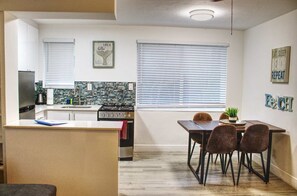 冷蔵庫、電子レンジ、オーブン、コンロ