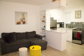 テレビ、書庫、書斎 / ワークスペース