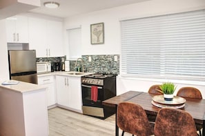 Fridge, microwave, oven, stovetop - The Coral Nest • 4 Guests • Near the Sand (Hollywood)