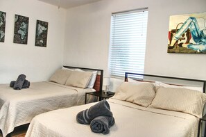 1 chambre, bureau, fer et planche à repasser, lit parapluie