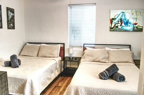 1 Schlafzimmer, Schreibtisch, Bügeleisen/Bügelbrett, Reisekinderbett