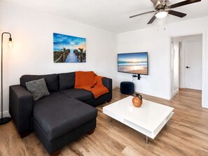Living area - Hollywood Beach 1BR | Short Walk to the Sand (Hollywood)