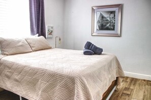 1 bedroom, desk, iron/ironing board, travel cot - The Shoreline Suite – Spacious & Beachy (Hollywood)
