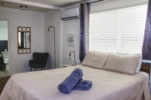 1 chambre, bureau, fer et planche à repasser, lit parapluie