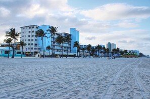 Beach nearby - The Shoreline Suite – Spacious & Beachy (Hollywood)