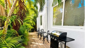 Outdoor dining - Hollywood Beach 1BR | Short Walk to the Sand (Hollywood)