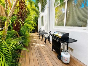 Outdoor dining - Hollywood Beach 1BR | Short Walk to the Sand (Hollywood)