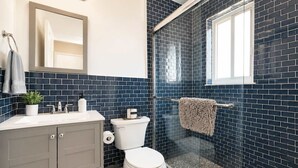 Shower, hair dryer, towels, shampoo - Hollywood Beach 1BR | Short Walk to the Sand (Hollywood)