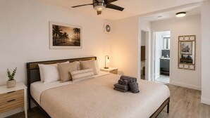 1 bedroom, desk, iron/ironing board, travel crib - Hollywood Beach 1BR | Short Walk to the Sand (Hollywood)