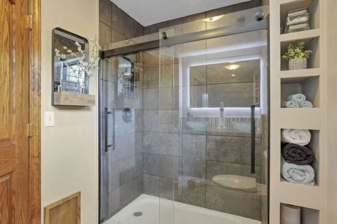 Shower, hair dryer, towels, shampoo