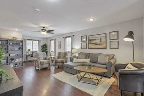 Televisie, een dvd-speler en een kantoor