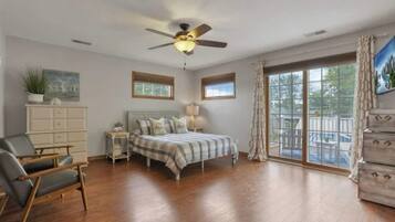 3 habitaciones, escritorio y tabla de planchar con plancha