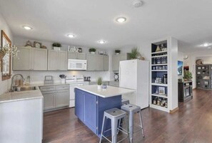 Frigorífico, microondas, horno y placa de cocina