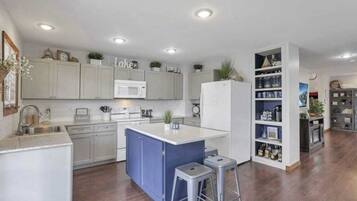 冰箱、微波炉、烤箱、炉灶