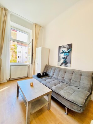 Basic Room | Iron/ironing board, free WiFi - Stylish 5BR 7min to Westbahnhof (Vienna)