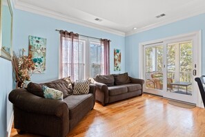 Una Smart TV, una chimenea