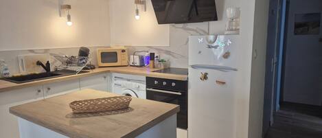 Refrigerador, microondas, horno y parrilla de estufa