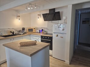 Kühlschrank, Mikrowelle, Ofen, Herdplatte