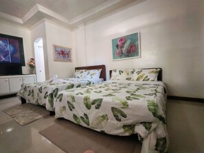 Deluxe Room | Iron/ironing board - Liezels Bed & Breakfast (Palompon)