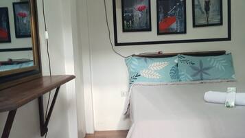 Bàn ủi/dụng cụ ủi quần áo