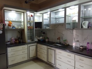 Private kitchen - Liezels Bed & Breakfast (Palompon)