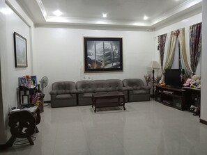 Living area - Liezels Bed & Breakfast (Palompon)