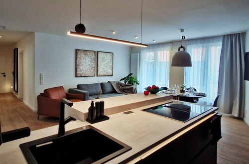 Stylish apartment: top location, quiet, parking- perfect for business & vacation