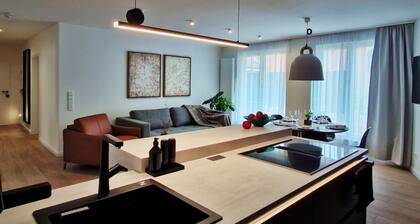 Stylish apartment: top location, quiet, parking- perfect for business & vacation