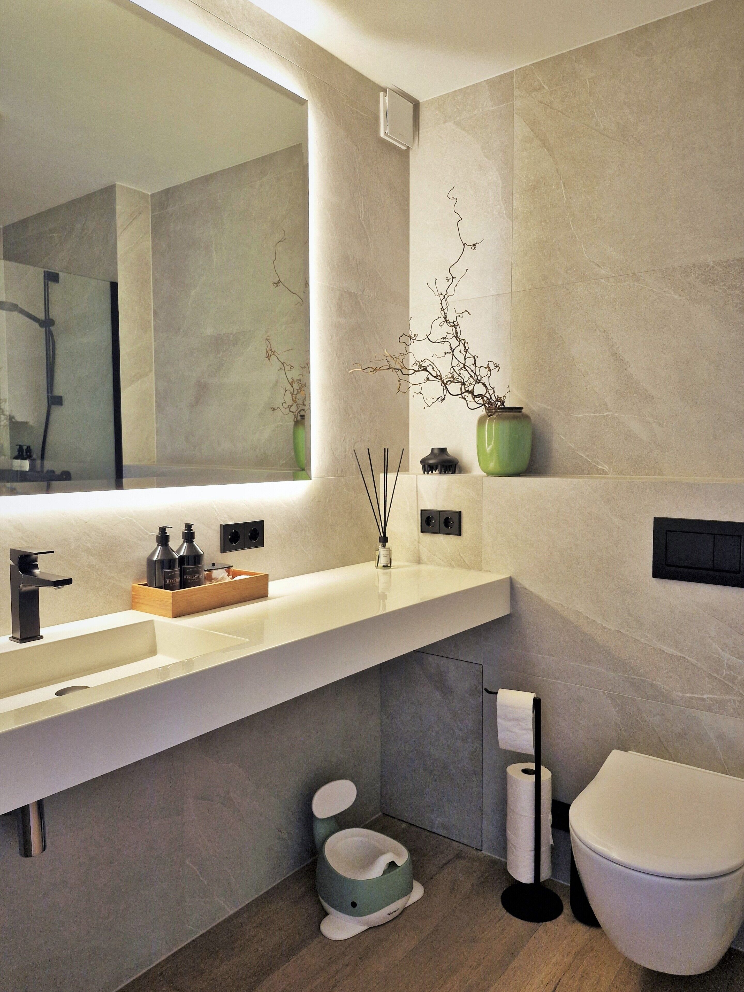 Chuveiro, secador de cabelo, toalhas de banho, sabonete