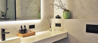 Stylish apartment: top location, quiet, parking- perfect for business & vacation