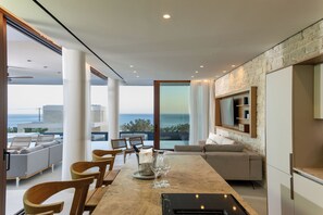 Full-sized fridge, microwave, oven, dishwasher - Seanatra Luxury Villas (Ierapetra)