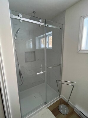 Shower, hair dryer, towels - Lake, Spa & Game Room | Le Havre du Voyageur (La Minerve)