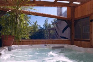 Bañera de hidromasaje al aire libre