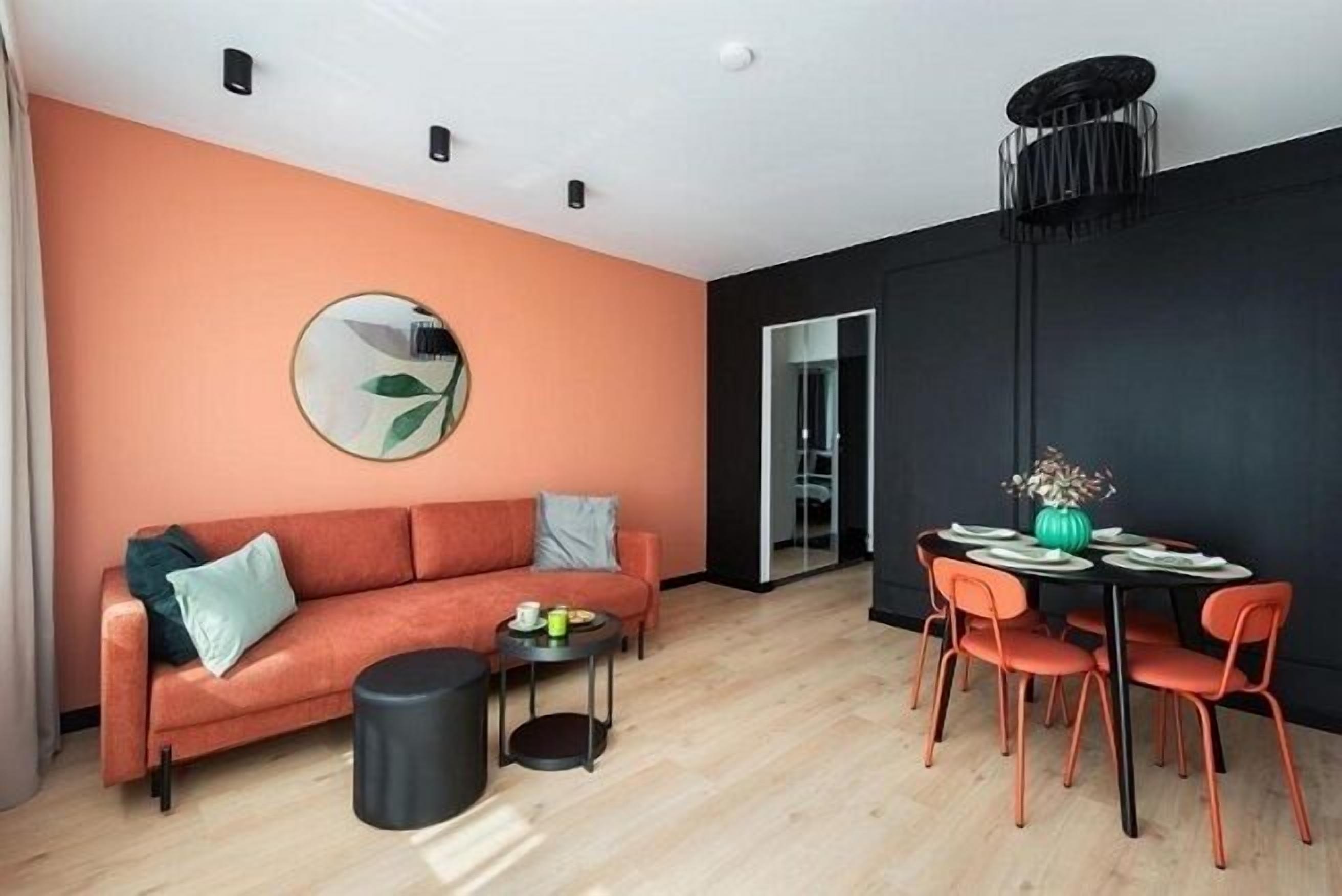 Apartamento superior, vista para a cidade | Área de estar | Smart TV 50 polegadas com canais a cabo, Netflix, serviços de streaming