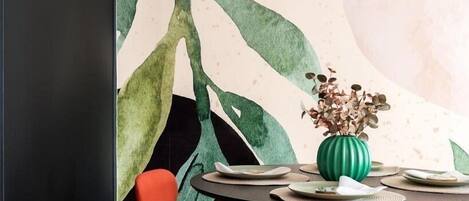 Apartamento superior, vistas a la ciudad | Zona de estar | Smart TV de 50 pulgadas con canales por cable, Netflix