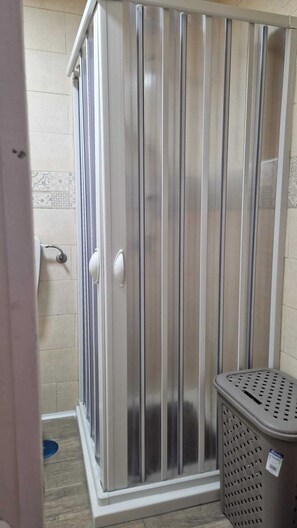 Ducha, secador de pelo, toallas y jabón