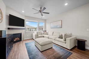 スマートテレビ、暖炉、テレビゲーム、テーブルサッカー台