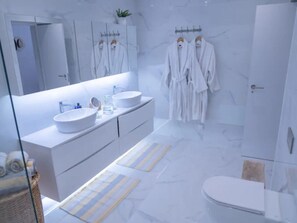 Shower, hair dryer, bidet, towels