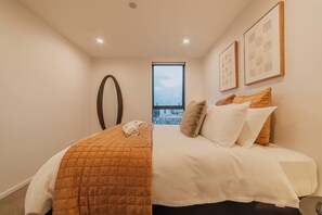 1 bedroom, desk, iron/ironing board, WiFi - Top‑Floor Central Apartment - Sunny, Quiet, Balcony with views. (Christchurch)