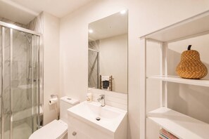 Shower, hair dryer, towels, shampoo