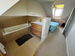 4 bedrooms, iron/ironing board, bed sheets
